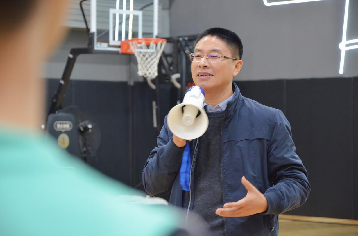 东融科技集团总裁胡玉建先生为篮球赛致开幕词